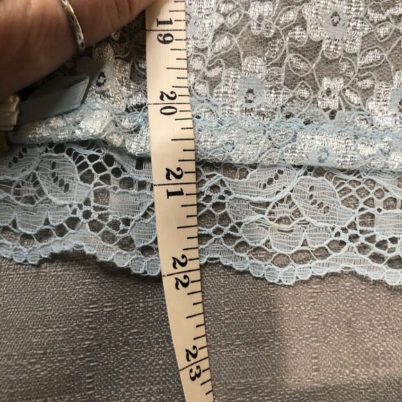 Vintage 1960s Handmade Ladies Lacy Handkerchief in Soft Blue w/Roses, Beads - Picture 9 of 10